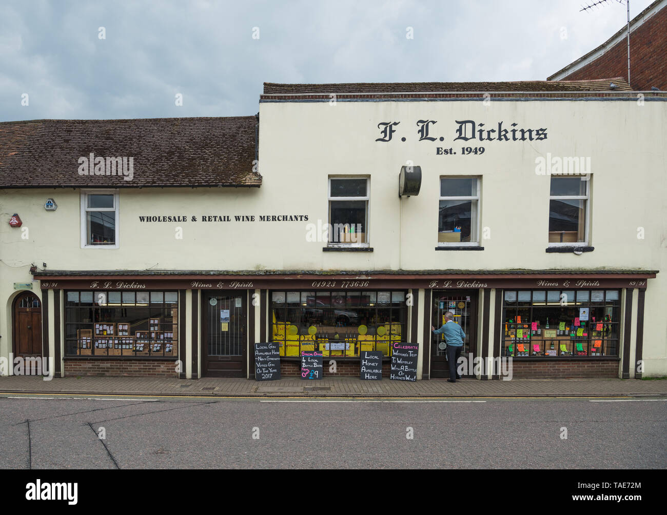 The shopfront of F. L. Dickins wine merchants, High Street, Rickmansworth. Stock Photo