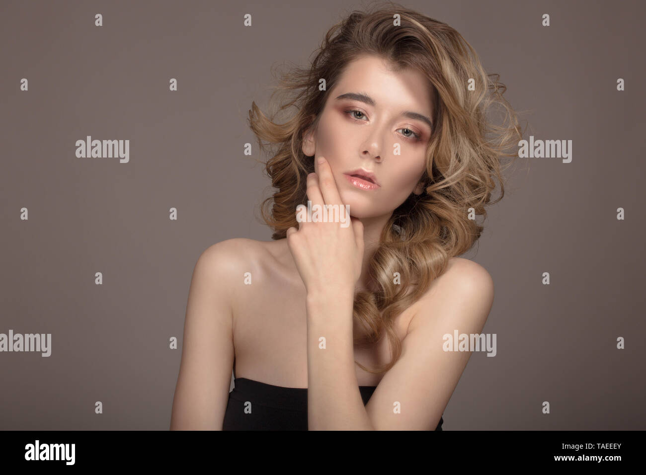 Dark brown curly hair girl hi-res stock photography and images - Alamy