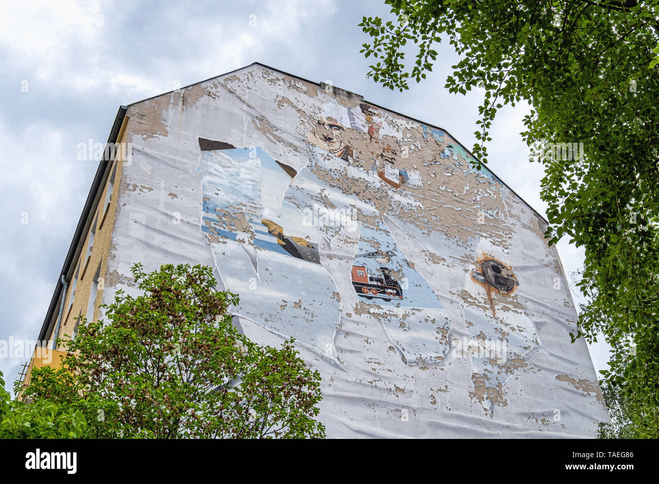 Goethe Street, Charlottenburg, Berlin.  Old dilapidated fire wall with peeling paint and street art remnant in Goethestrasse Stock Photo