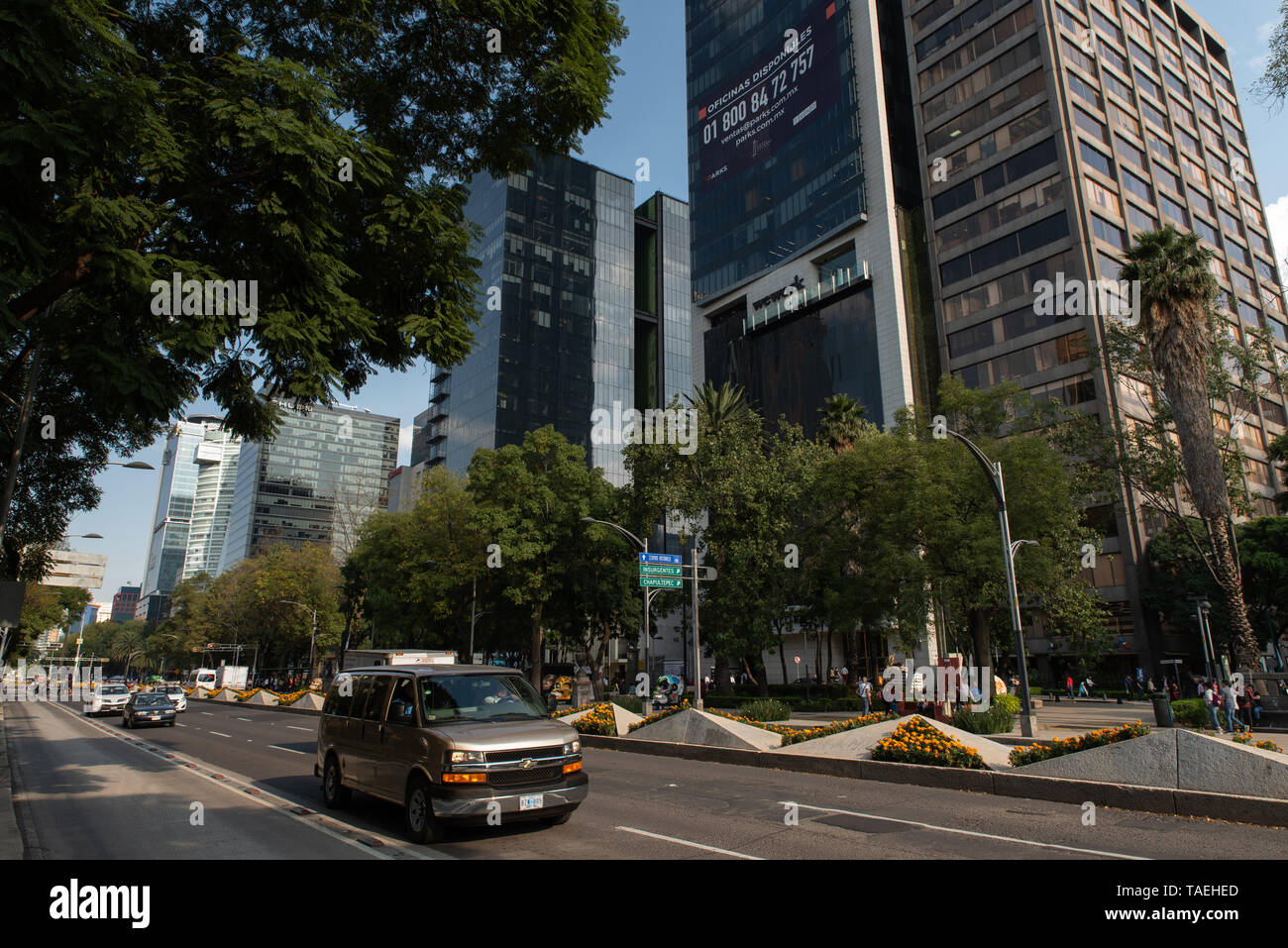 Am Paseo de la Reforma in Mexiko-Stadt befinden sich moderne Glastürme, in denen internationale Unternehmen Büros wie das amerikanische Unternehmen We Stock Photo