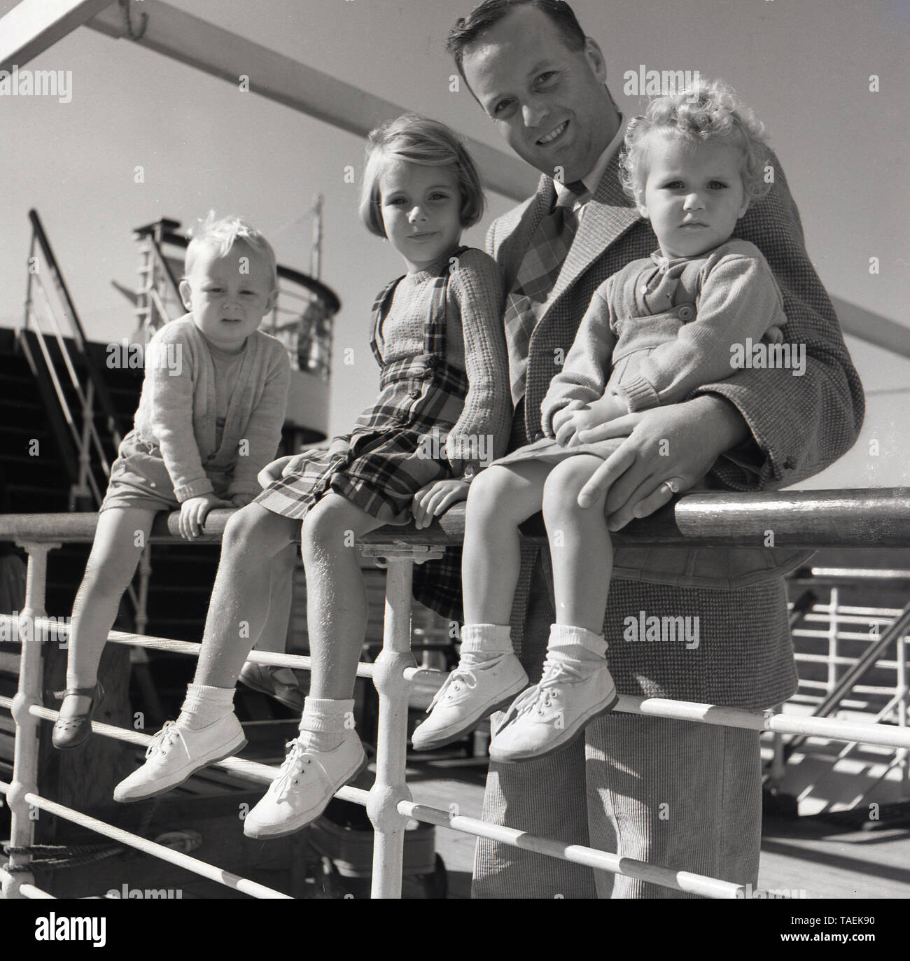 1950s father and children hi-res stock photography and images - Alamy