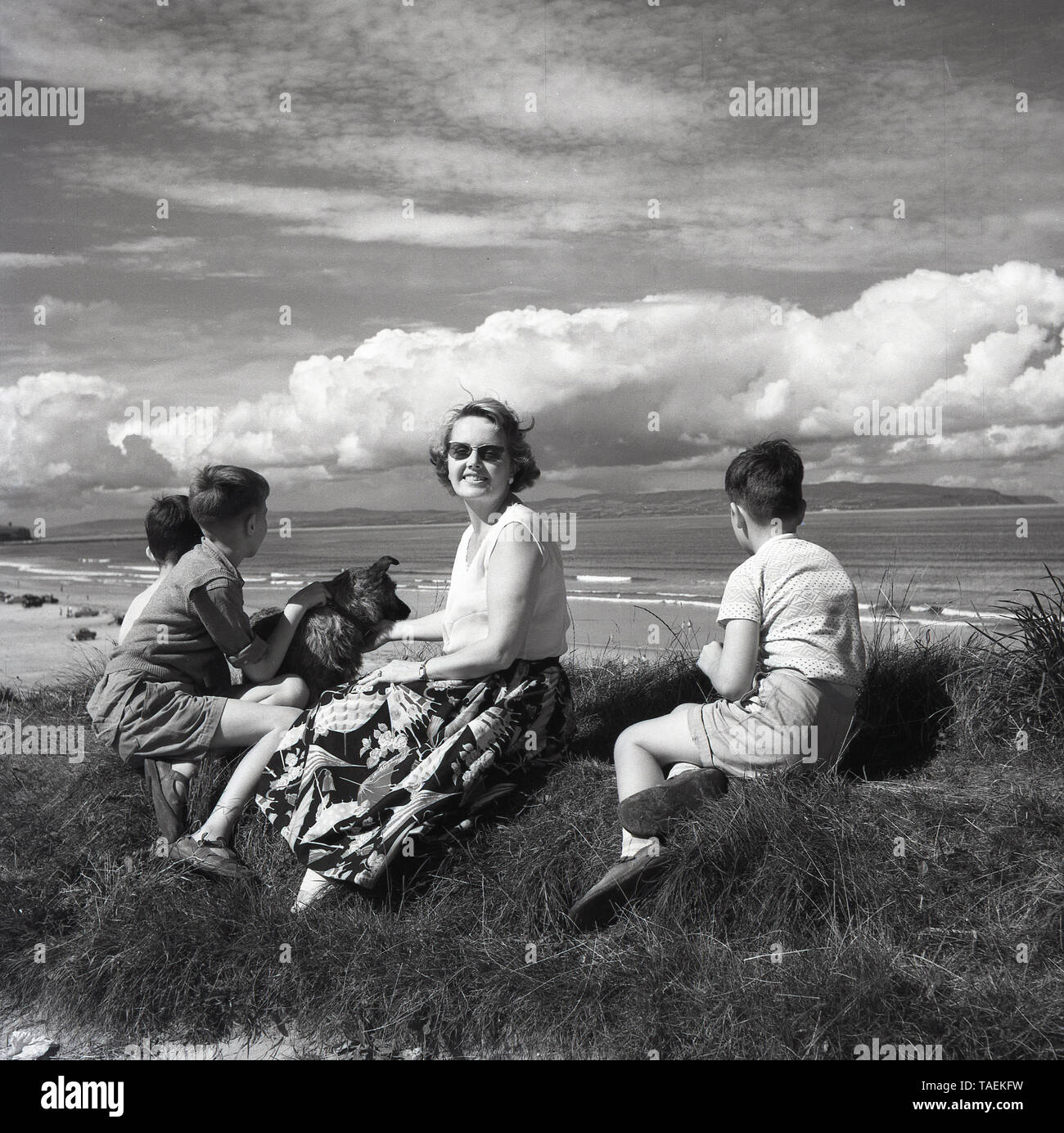 1950s family on beach hi-res stock photography and images - Alamy