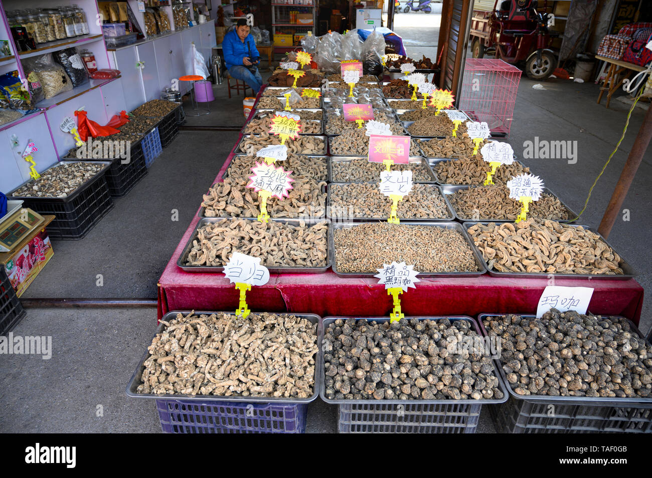 Market in the historical city of Dali, Yunnan, China Stock Photo - Alamy
