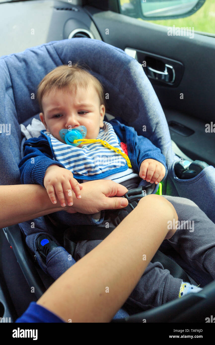 Young boy in the child seat and his mother, safe driving protocol Stock Photo Alamy