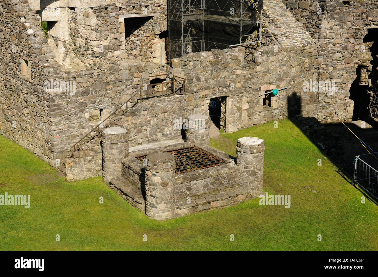 Well in the courtyard of Dunstaffnage Castle, Dunbeg, Argyll and Bute, Scotland Stock Photo