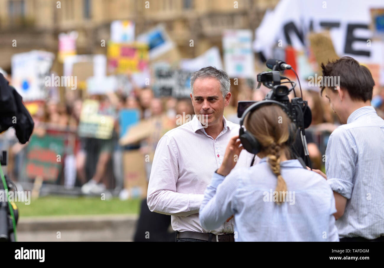 London, UK. 25th May2019. Crowds of schoolchildren surround College Green, Westminster to make their views heard to the world's media during the Fridays For Future climate strike, London. Jonathan Bartley, co-leader of the Green Party, interviewed Credit: PjrFoto/Alamy Live News Stock Photo