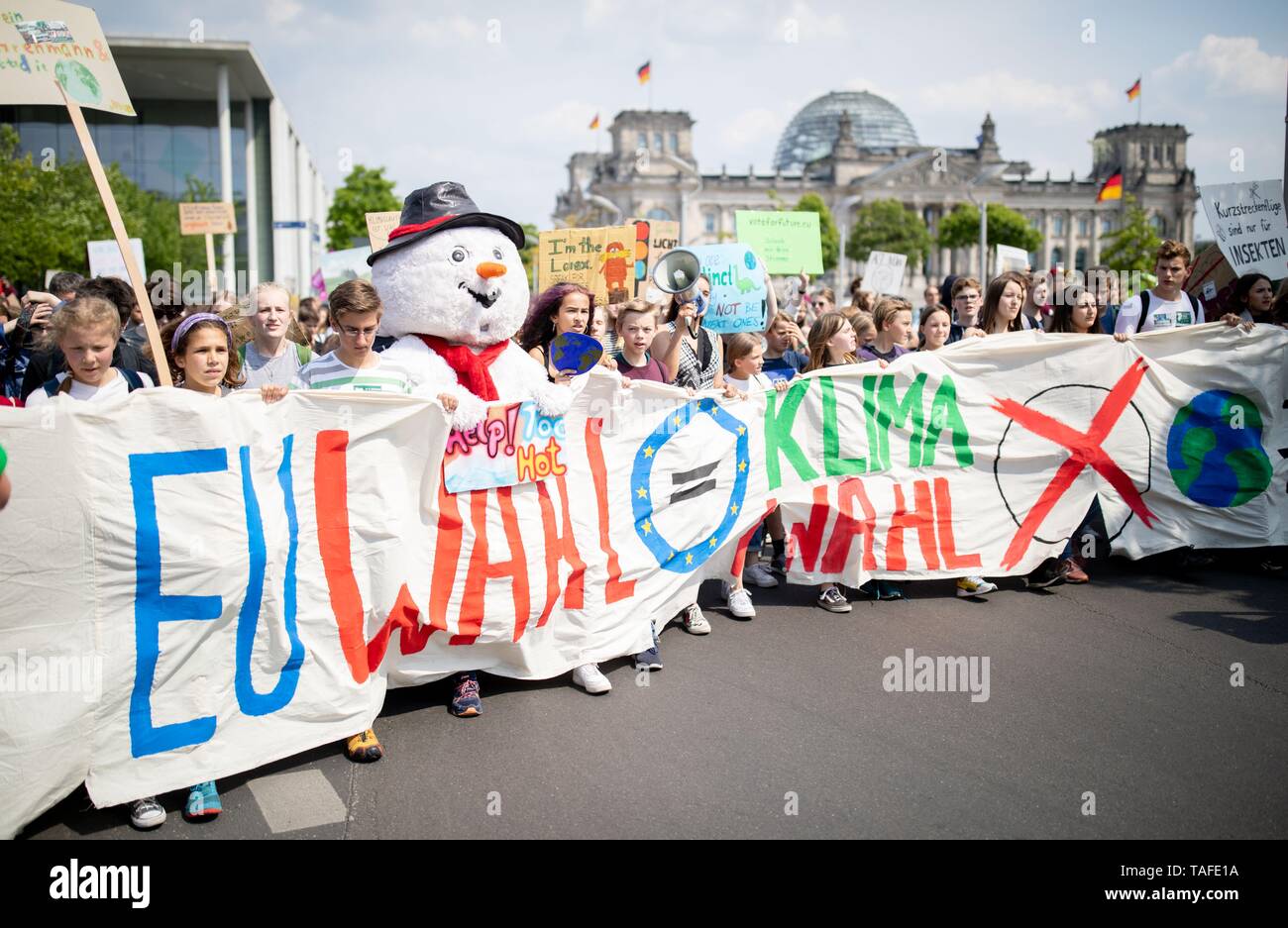 Berlin, Germany. 24th May, 2019. Pupils demonstrate with protest posters during the Fridays for Future - climate strikes at the Bundestag for the implementation of the Paris World Climate Agreement. The call for demonstrations was also made against the background of the current European elections. Credit: Kay Nietfeld/dpa/Alamy Live News Stock Photo