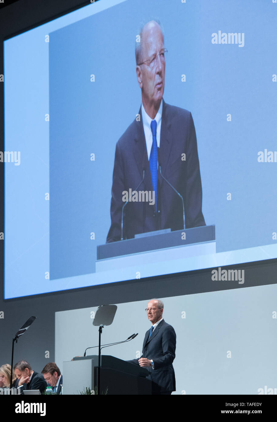 Berlin, Deutschland. 14th May, 2019. Hans Dieter POETSCH (Chairman of the Supervisory Board of Volkswagen Aktiengesellschaft) speaks at the lectern. Volkswagen AG - Annual General Meeting in the CityCube in Berlin, Germany on 14.05.2019. | Usage worldwide Credit: dpa/Alamy Live News Stock Photo