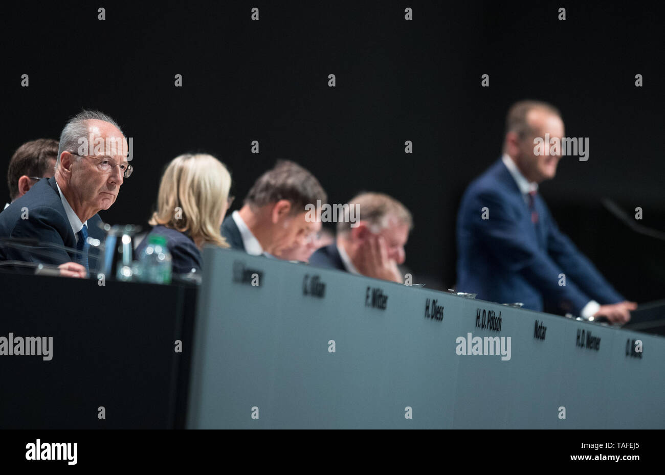 Berlin, Deutschland. 14th May, 2019. Hans Dieter POETSCH (l/Chairman of the Supervisory Board of Volkswagen Aktiengesellschaft) during the speech of Dr. med. Herbert DIESS (Chairman of the Management Board of Volkswagen AG and Chairman of the Board Member Volkswagen Passenger Cars) at the lectern. Volkswagen AG - Annual General Meeting in the CityCube in Berlin, Germany on 14.05.2019. | Usage worldwide Credit: dpa/Alamy Live News Stock Photo