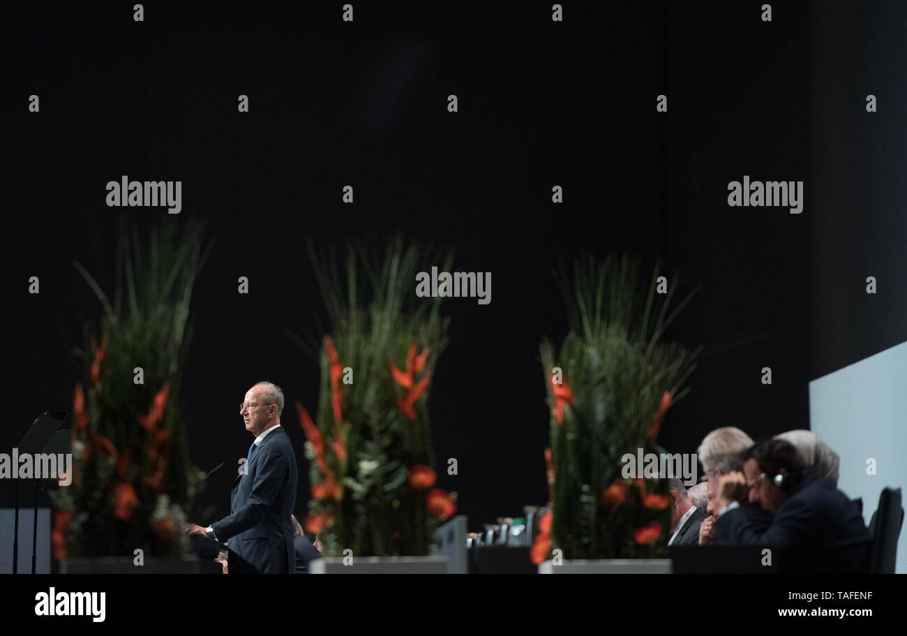Berlin, Deutschland. 14th May, 2019. Hans Dieter POETSCH (Chairman of the Supervisory Board of Volkswagen Aktiengesellschaft) speaks at the lectern. Volkswagen AG - Annual General Meeting in the CityCube in Berlin, Germany on 14.05.2019. | Usage worldwide Credit: dpa/Alamy Live News Stock Photo