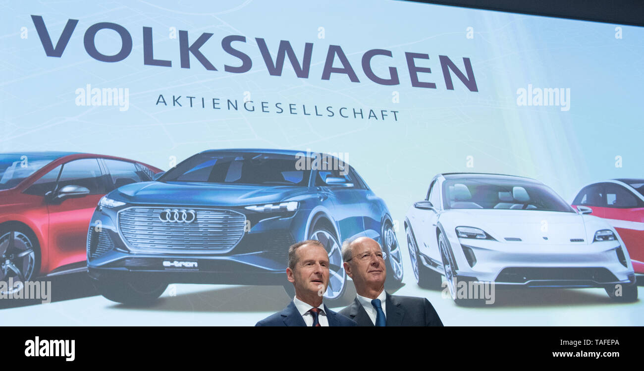 Berlin, Deutschland. 14th May, 2019. from left to right: Dr. med. Herbert DIESS (Chairman of the Management Board of Volkswagen AG and Chairman of the Board Member Volkswagen Passenger Cars) and Hans Dieter POETSCH (Chairman of the Supervisory Board of Volkswagen Aktiengesellschaft) Volkswagen AG - Annual General Meeting in the CityCube in Berlin, Germany on 14.05.2019. | Usage worldwide Credit: dpa/Alamy Live News Stock Photo
