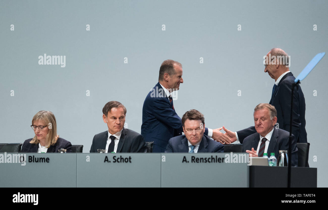 Berlin, Deutschland. 14th May, 2019. Dr. Herbert DIESS (Chairman of the Management Board of Volkswagen AG and Chairman of the Board Member Volkswagen Passenger Cars) during the handshake with Hans Dieter POETSCH (Chairman of the Supervisory Board of Volkswagen Aktiengesellschaft) Volkswagen AG - Annual General Meeting in the CityCube in Berlin, Germany on 14.05.2019. | Usage worldwide Credit: dpa/Alamy Live News Stock Photo