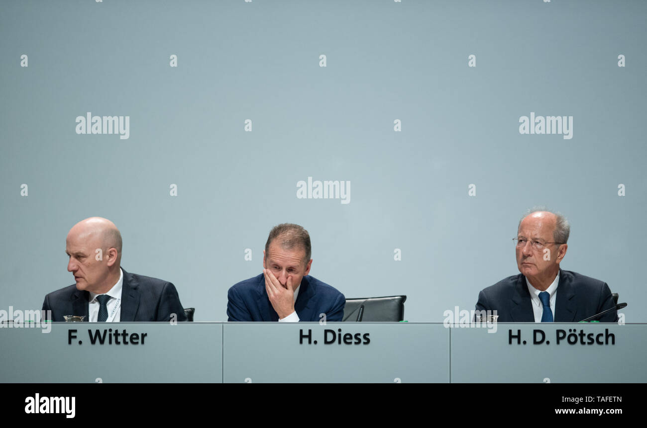 Berlin, Deutschland. 14th May, 2019. from left to right: Frank WITTER (VW Management, Business Unit, AoFinanzen and IT, Aò), Dr. Ing. Herbert DIESS (Chairman of the Management Board of Volkswagen AG and Chairman of the Board Member Volkswagen Passenger Cars) and Hans Dieter POETSCH (Chairman of the Supervisory Board of Volkswagen Aktiengesellschaft) Volkswagen AG - Annual General Meeting in the CityCube in Berlin, Germany on 14.05.2019. ¬ | usage worldwide Credit: dpa/Alamy Live News Stock Photo