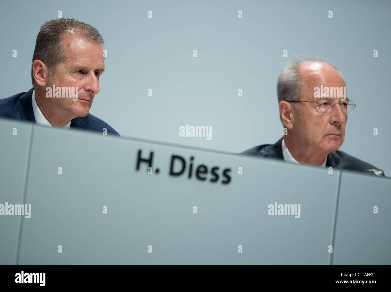 Berlin, Deutschland. 14th May, 2019. from left to right: Dr. med. Herbert DIESS (Chairman of the Management Board of Volkswagen AG and Chairman of the Board Member Volkswagen Passenger Cars) and Hans Dieter POETSCH (Chairman of the Supervisory Board of Volkswagen Aktiengesellschaft) Volkswagen AG - Annual General Meeting in the CityCube in Berlin, Germany on 14.05.2019. | Usage worldwide Credit: dpa/Alamy Live News Stock Photo
