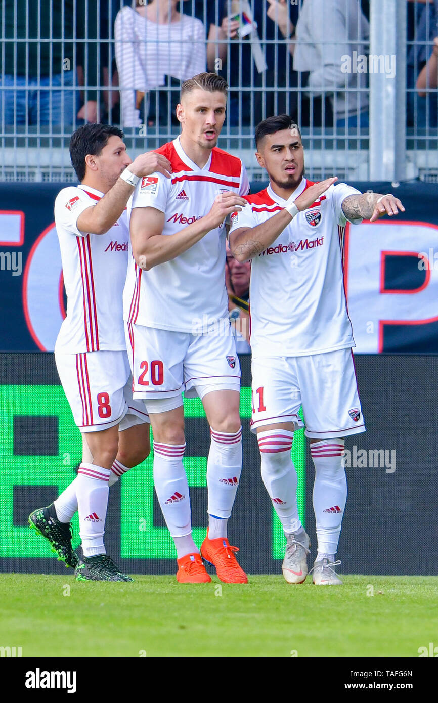 24 May 2019, Hessen, Wiesbaden: Soccer: 2nd Bundesliga - Relegation, SV  Wehen Wiesbaden - FC Ingolstadt 04, Relegation, first leg, in the  BRITA-Arena. Ingolstadts scorer Dario Lezcano (r) cheers with Ingolstadts  Almog