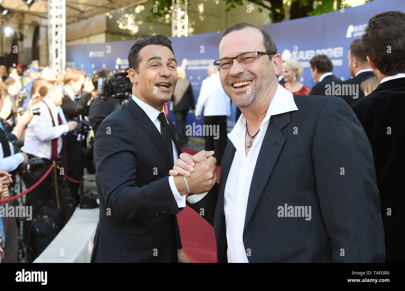 Munich, Germany. 24th May, 2019. The actors Erol Sander (l) and Michel Guillaume come to the Prinzregententheater to receive the Bavarian Television Prize. Credit: Tobias Hase/dpa/Alamy Live News Stock Photo