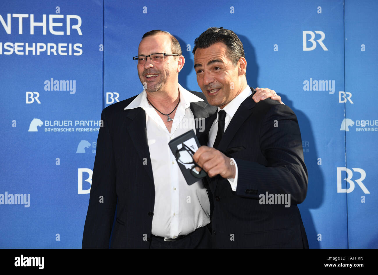 Munich, Germany. 24th May, 2019. The actors Michel Guillaume (l) and Erol Sander come to the Prinzregententheater to receive the Bavarian Television Prize. Credit: Felix Hörhager/dpa/Alamy Live News Stock Photo