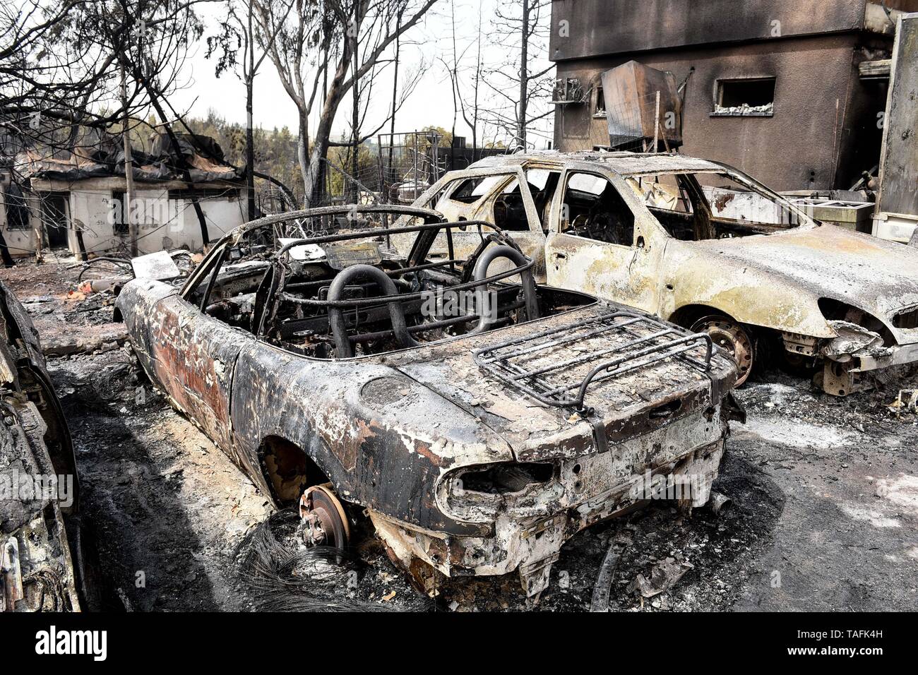 Mevo Modi'im. 24th May, 2019. The photo taken on May 24, 2019 shows burnt cars in the village of Mevo Modi'im, Israel. The Israeli government requested international aid to fight dozens of huge fires that broke out on May 23 because of extreme hot weather. Credit: JINI/Xinhua/Alamy Live News Stock Photo