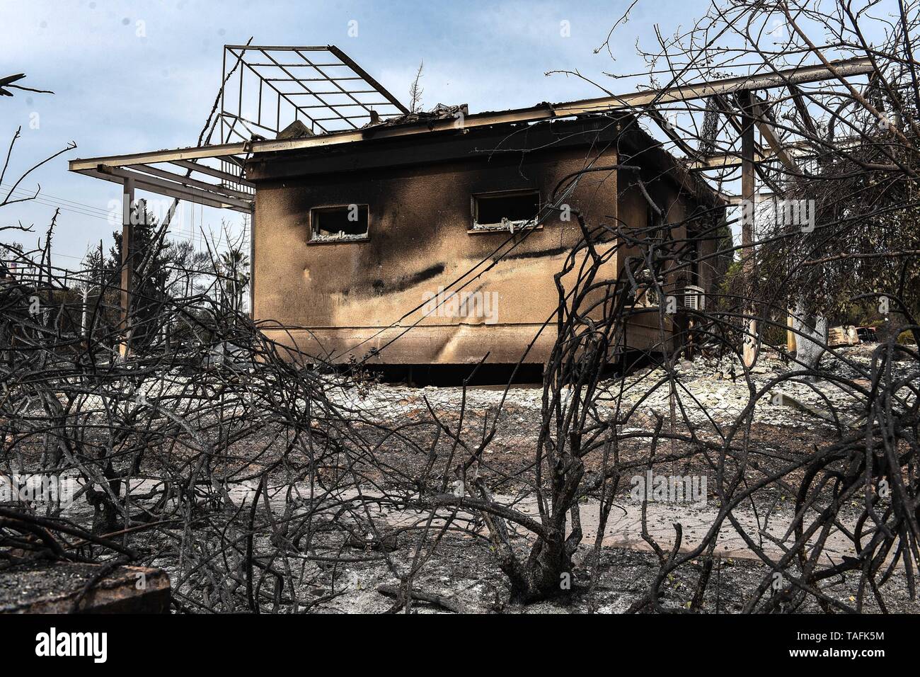 Mevo Modi'im. 24th May, 2019. The photo taken on May 24, 2019 shows a burnt house in the village of Mevo Modi'im, Israel. The Israeli government requested international aid to fight dozens of huge fires that broke out on May 23 because of extreme hot weather. Credit: JINI/Xinhua/Alamy Live News Stock Photo