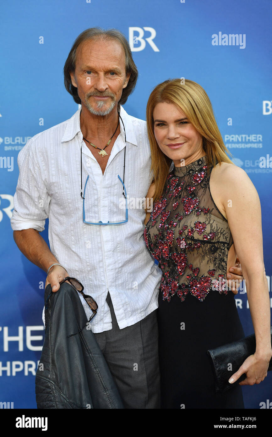 Munich, Deutschland. 24th May, 2019. Eisi GULP (actor) with Silke POPP  (actress), Red Carpet, Red Carpet, Bavarian Television Award 2019 on 24.05. 2019. | usage worldwide Credit: dpa/Alamy Live News Stock Photo - Alamy