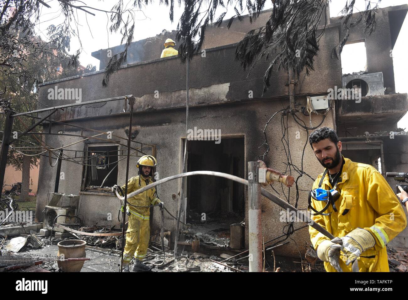 Mevo Modi'im, Israel. 24th May, 2019. Firefighters check loss and damage following a fire in the village of Mevo Modi'im, Israel, May 24, 2019. The Israeli government requested international aid to fight dozens of huge fires that broke out on May 23 because of extreme hot weather. Credit: JINI/Xinhua/Alamy Live News Stock Photo
