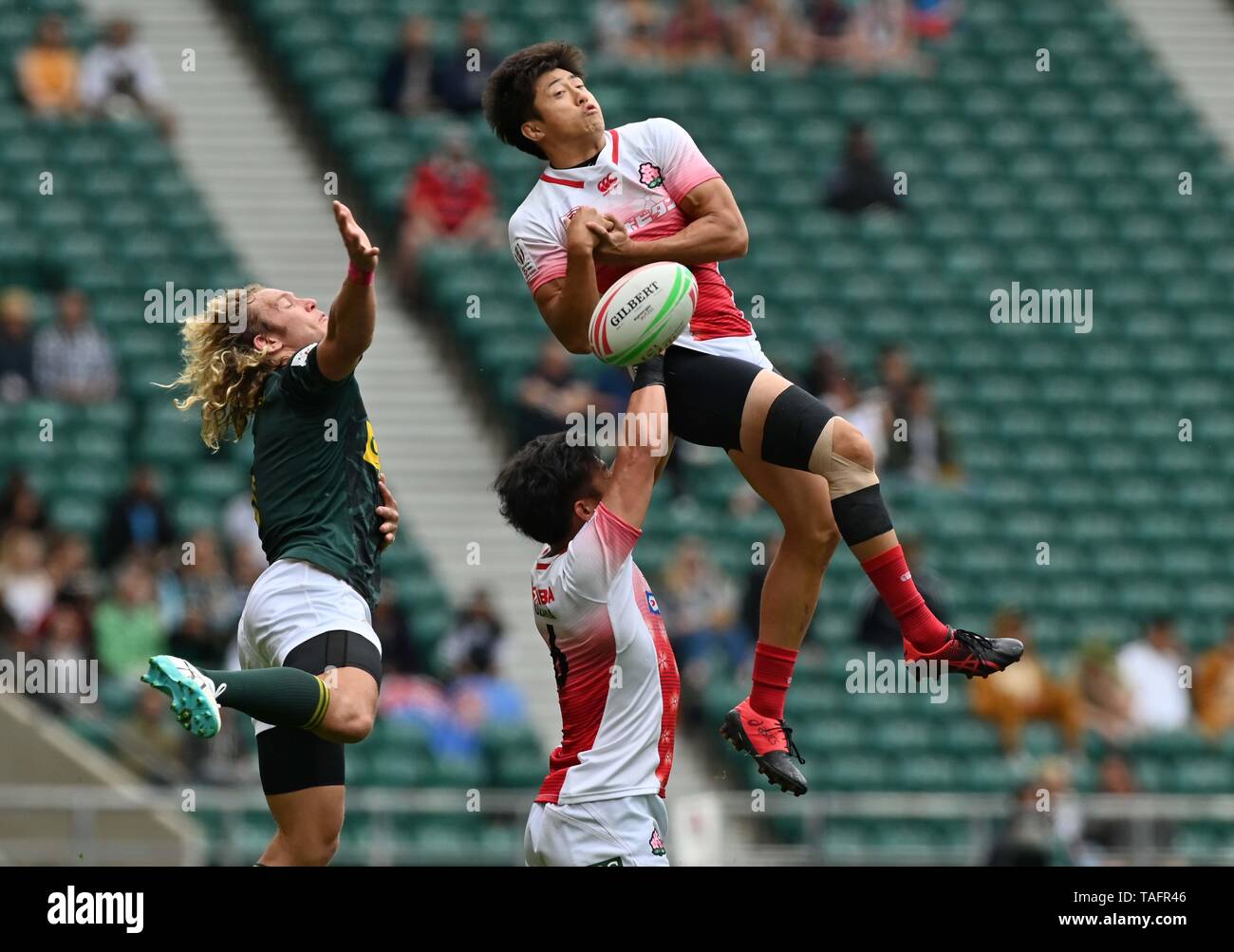 Twickenham. London, UK. 25th May, 2019. HSBC world rugby sevens series. Kosuke Hashino (Japan) tries to catch. 25/05/2019. Credit: Sport In Pictures/Alamy Live News Stock Photo