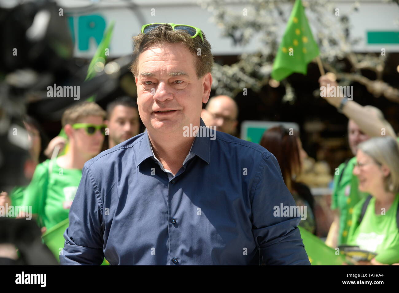 Vienna, Austria. 25th May, 2019. Richard Lugner Discusses with the EU candidates on Saturday, 25th May, 2019 in the Lugner City in Vienna. Picture shows EU top candidate of the Green Werner Kogler. Credit: Franz Perc / Alamy Live News Stock Photo