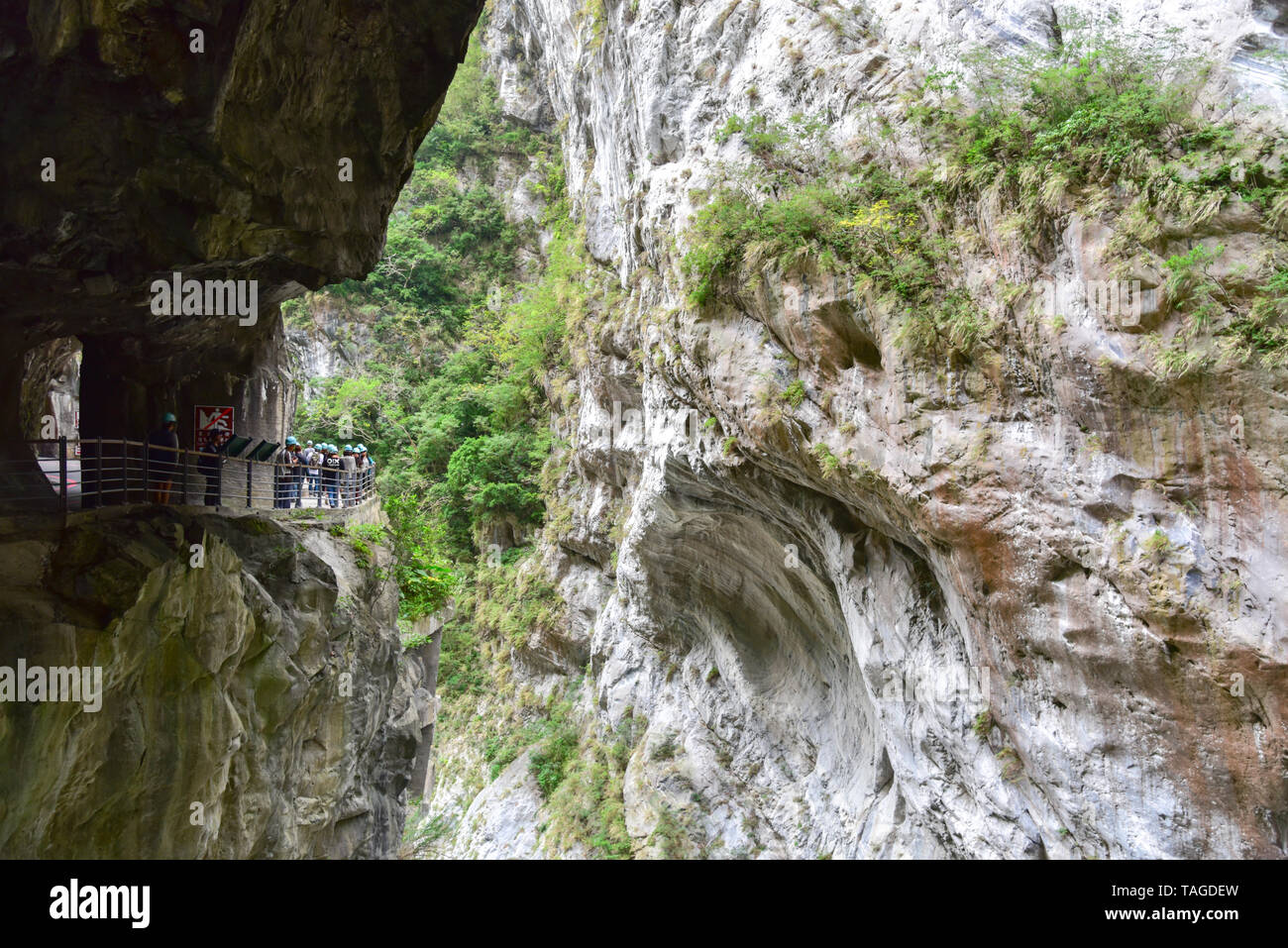 Tourists At Swallow S Grotto Trail In Taroko Gorge National Park Stock Photo Alamy
