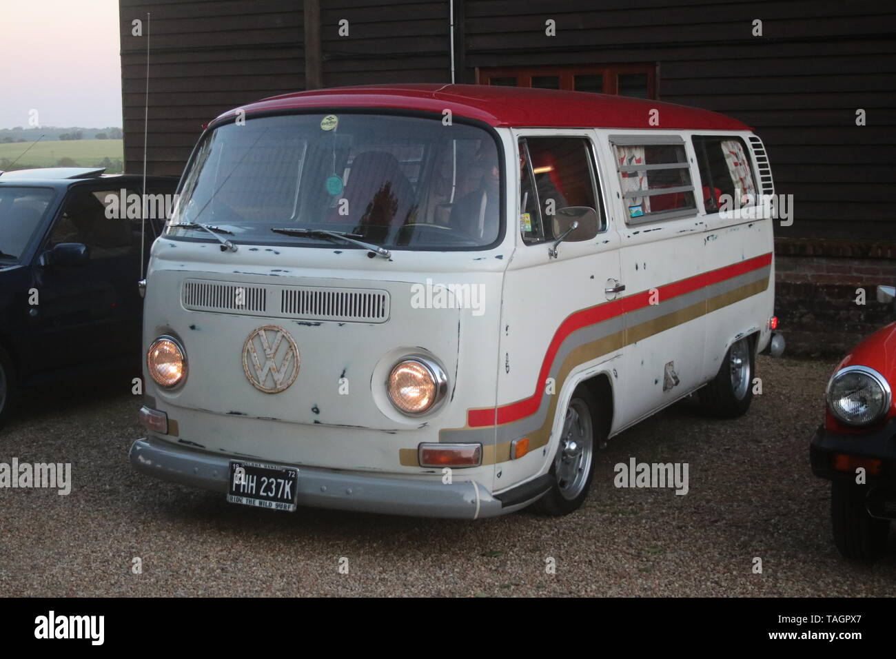 A VW VOLKSWAGEN CAMPER VAN BUS AT A CLASSIC VEHICLE SHOW Stock Photo ...
