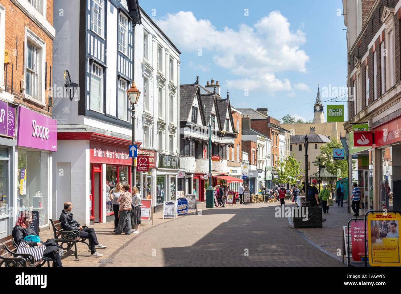 Banbury high street pedestrianised shops shopping shoppers oxfor hi-res ...