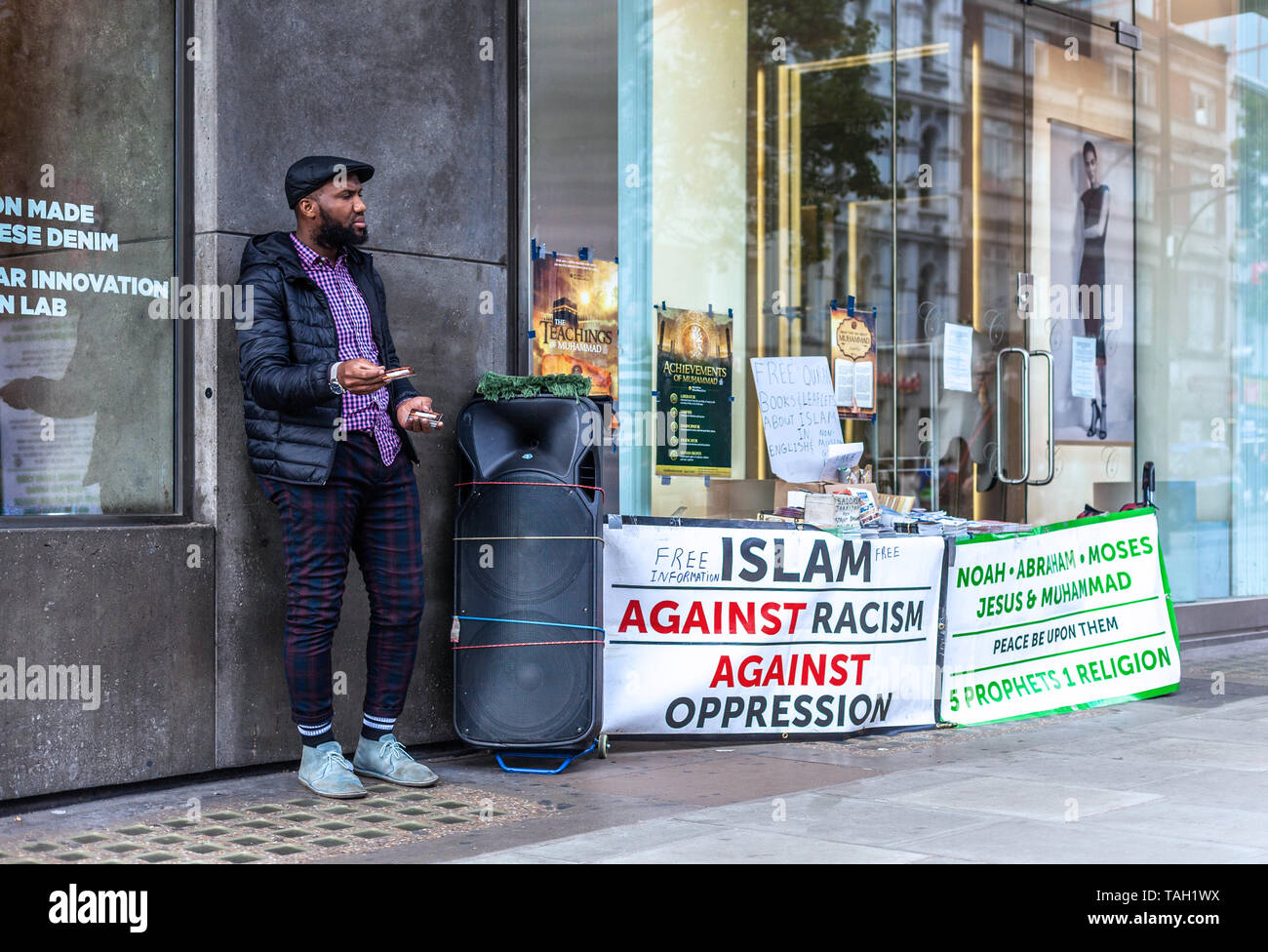 A Muslim preacher preaching on Oxford Street, London, England, UK. Stock Photo