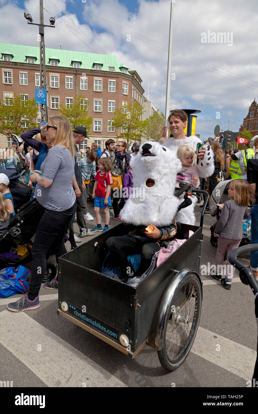 Copenhagen, Denmark. 25th May, 2019. About 30,000 people take part in the People's Climate March, the largest climate march yet in Denmark. Demonstration and speeches at Christiansborg Palace Square in front of the Danish parliament. Speeches by, among others, Danish politicians and Swedish 16 year old climate activist Greta Thunberg. Many Danish politicians from most political parties are present, interest probably enhanced by the electoral campaign for the upcoming EU Parliament election in Denmark tomorrow and the Danish general election on 5th June this year. Credit: Niels Quist/Alamy. Stock Photo