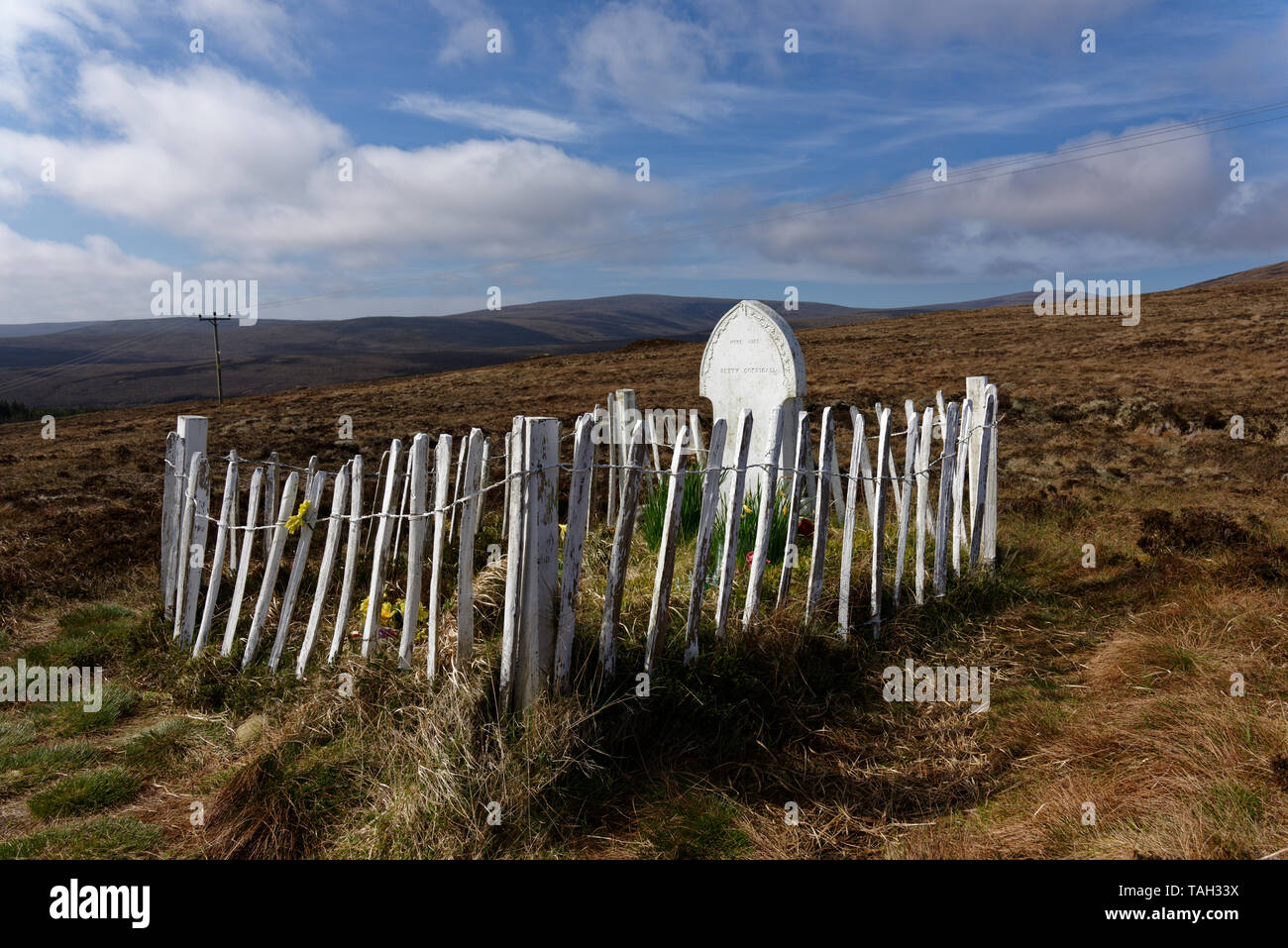 The grave of Betty Corrigall in a bleak moorland landscape on the island of Hoy on Orkney. A sad tale of religious intolerance and prejudice Stock Photo