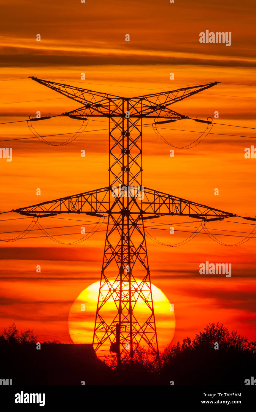France, Loiret (45), Chaingy, 400 000 volts high voltage electric lines