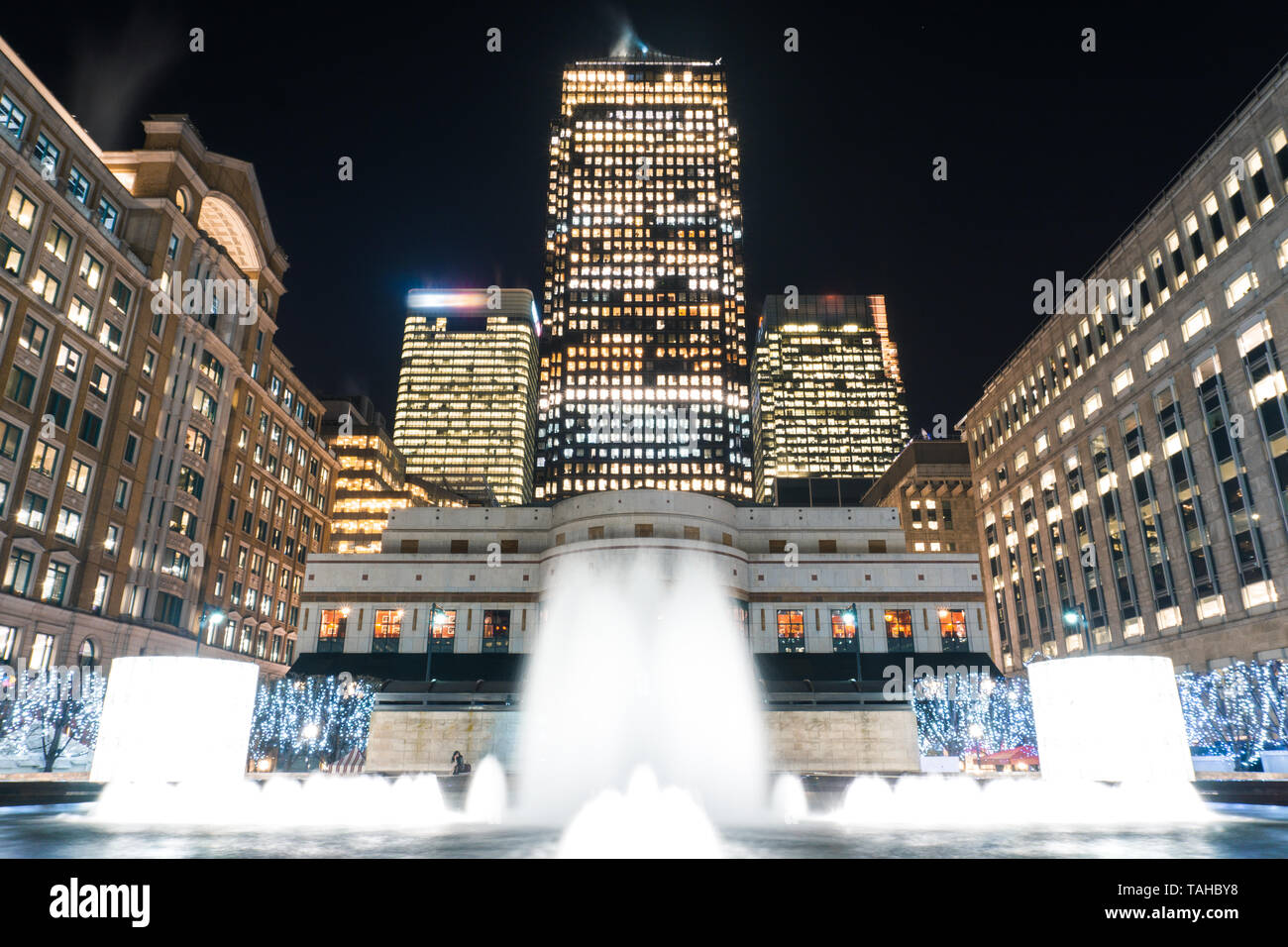 Cabot Square at night in Canary Wharf Stock Photo Alamy