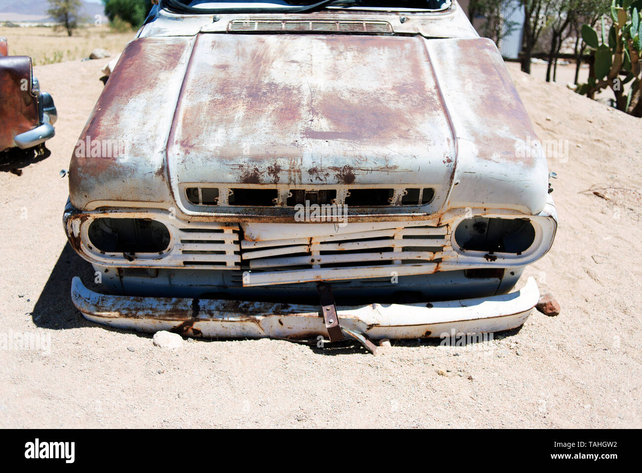 Rusty truck in desert environment hi-res stock photography and images ...