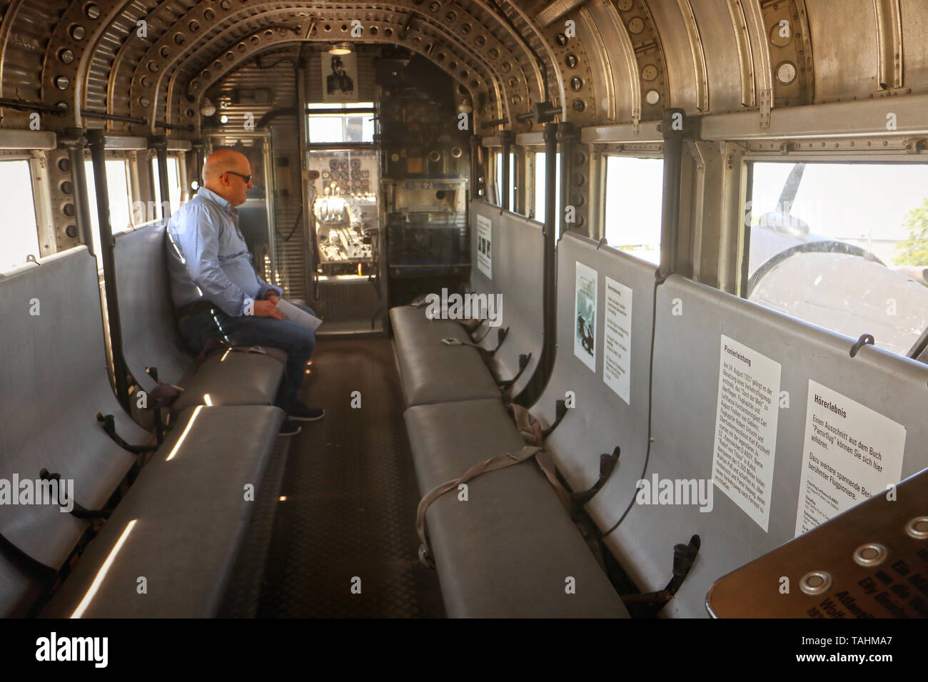 Vintage airplane passengers hi-res stock photography and images - Alamy