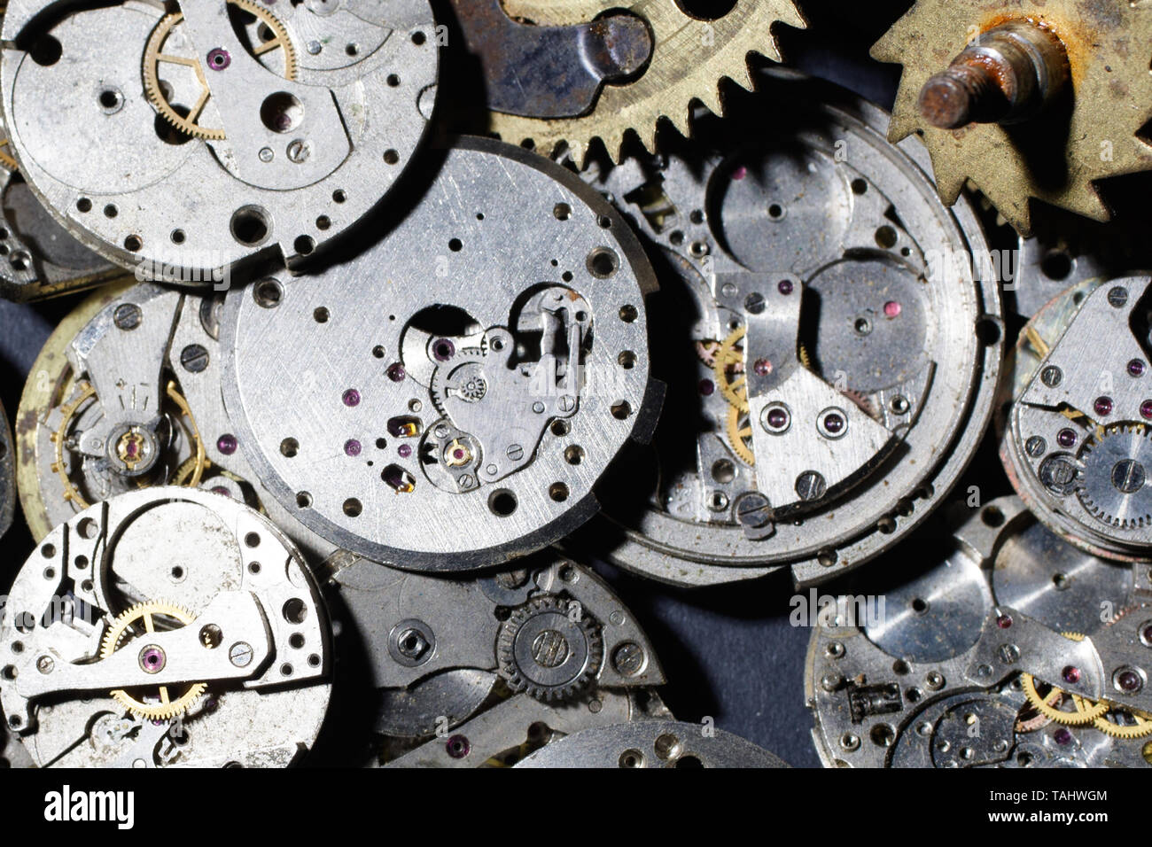Broken pocket watches hires stock photography and images Alamy