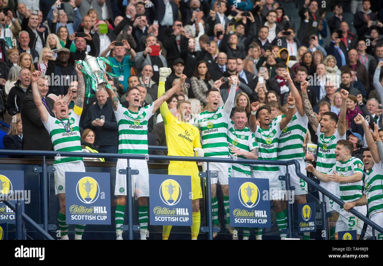 Celtic's Scott Brown (left) and Mikael Lustig celebrate with the trophy after the William Hill Scottish Cup Final at Hampden Park, Glasgow. Stock Photo