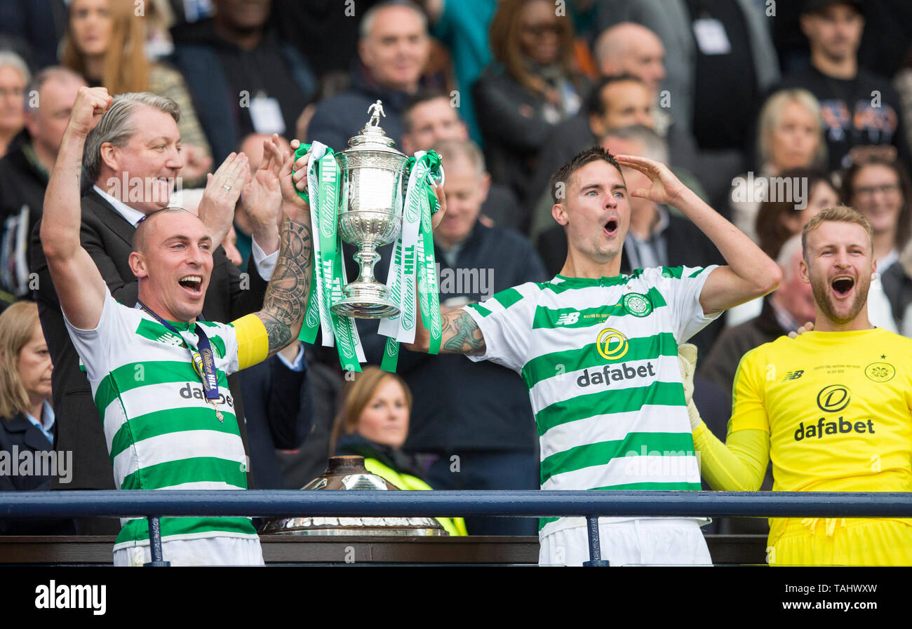 Celtic Scott Brown (left) and Mikael Lustig lift the trophy after the William Hill Scottish Cup Final at Hampden Park, Glasgow. Stock Photo