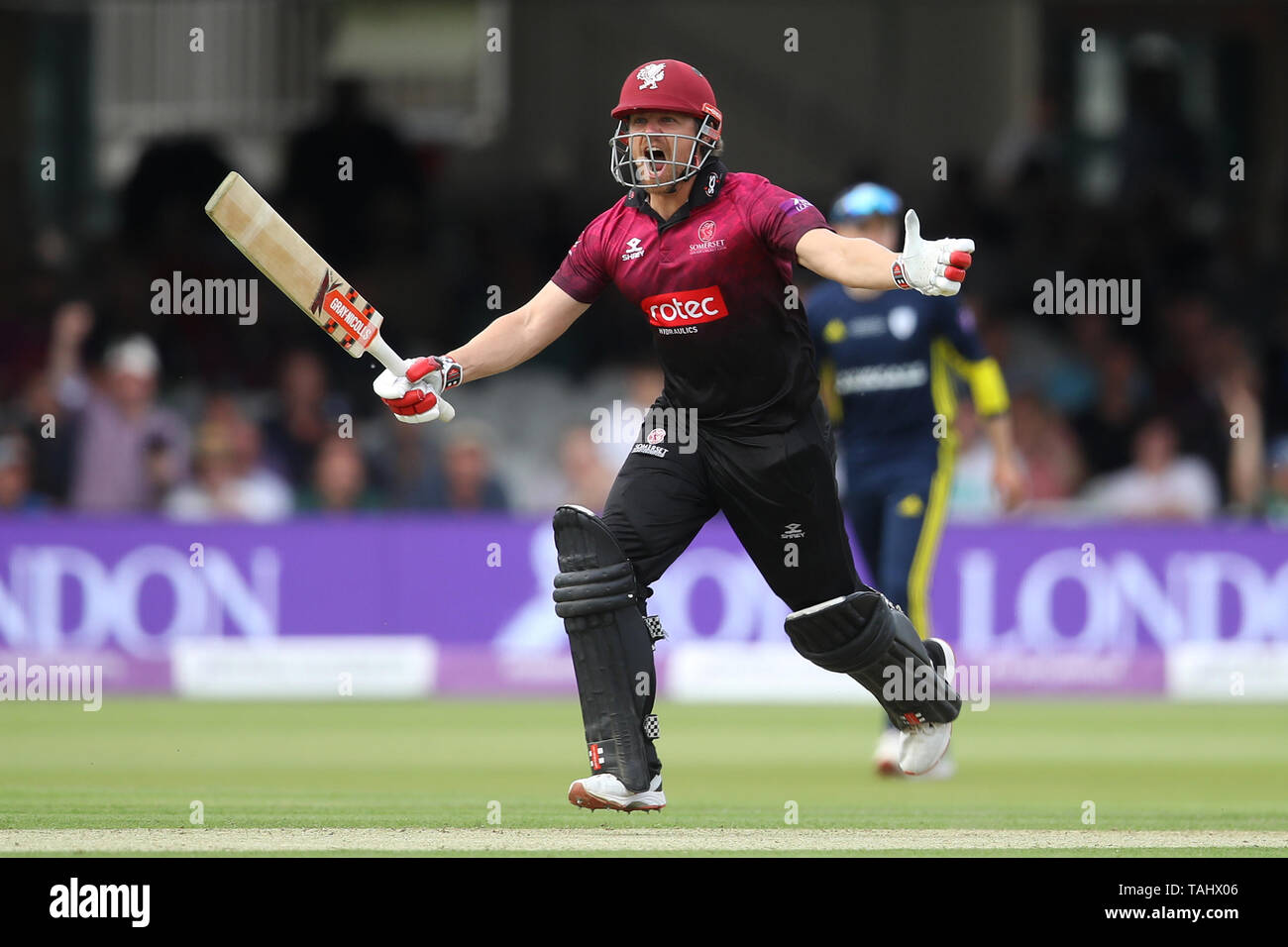 Somerset's James Hildreth celebrates scoring the winning run during the Royal London One-Day Cup final at Lord's, London. Stock Photo