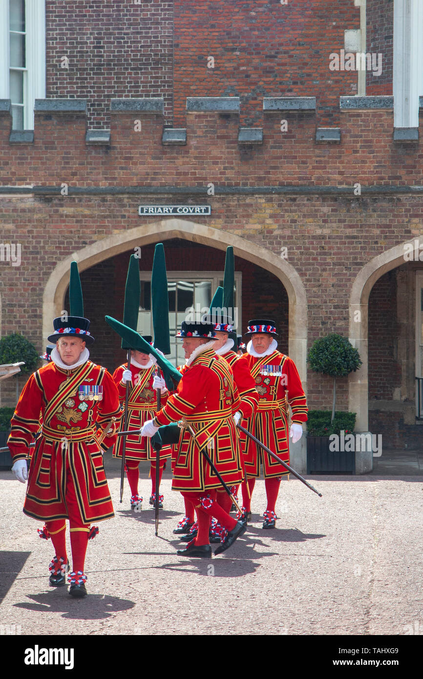 The Queen's ceremonial bodyguards in the forecourt of Friary Court, a part of St James Palace Stock Photo