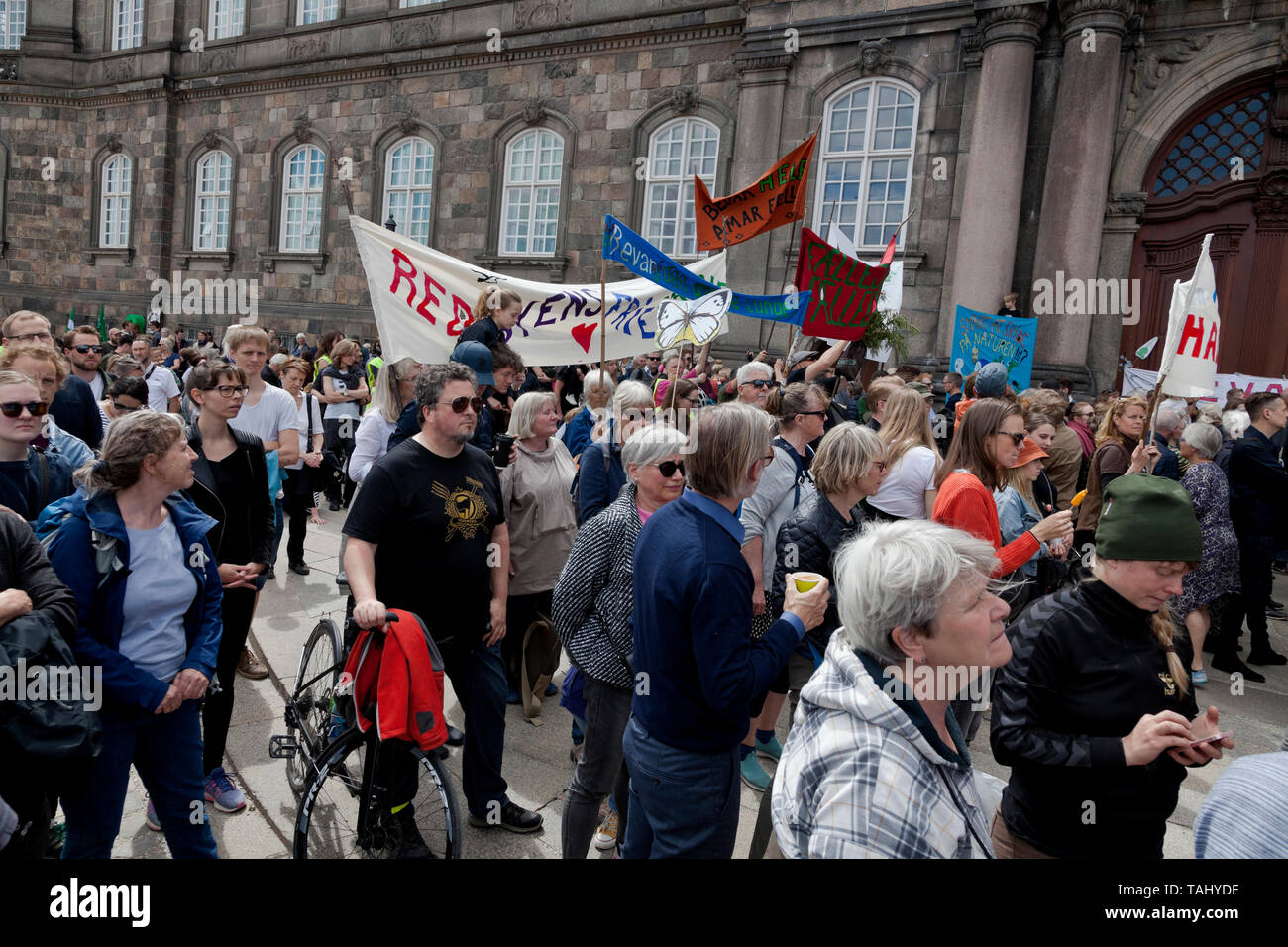 Copenhagen, Denmark. 25th May, 2019. About 30,000 people take part in the People's Climate March, the largest climate march yet in Denmark. Demonstration and speeches at Christiansborg Palace Square in front of the Danish parliament. Speeches by, among others, Danish politicians and Swedish 16 year old climate activist Greta Thunberg. Many Danish politicians from most political parties are present, interest probably enhanced by the electoral campaign for the upcoming EU Parliament election in Denmark tomorrow and the Danish general election on 5th June this year. Credit: Niels Quist/Alamy. Stock Photo