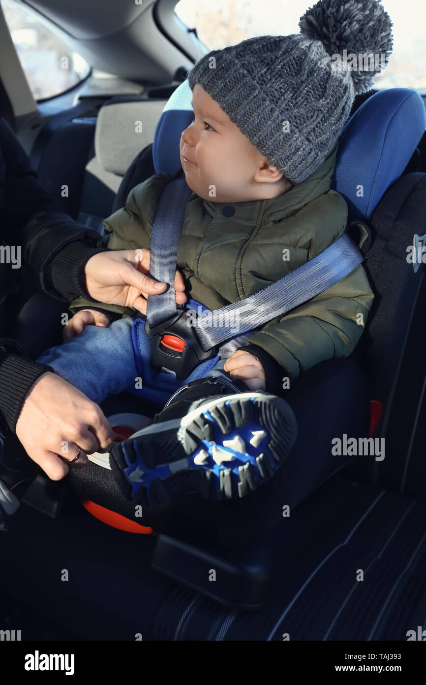 Petit bébé dans un siège de voiture dans la voiture. Tirer tout droit.  L'enfant regarde la caméra Photo Stock - Alamy