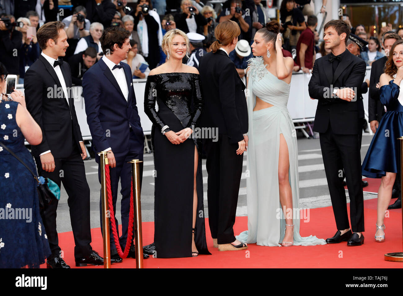 Cannes Film Festival, France. 25th May 2019. Paul Hamy, Niels Schneider, Virginie Efira, Justine Triet, Adele Exarchopoulos, Gaspard Ulliel and Laure Calamy attending the 'Sibyl' premiere during the 72nd Cannes Film Festival at the Palais des Festivals on May 24, 2019 in Cannes, France Credit: Geisler-Fotopress GmbH/Alamy Live News Stock Photo