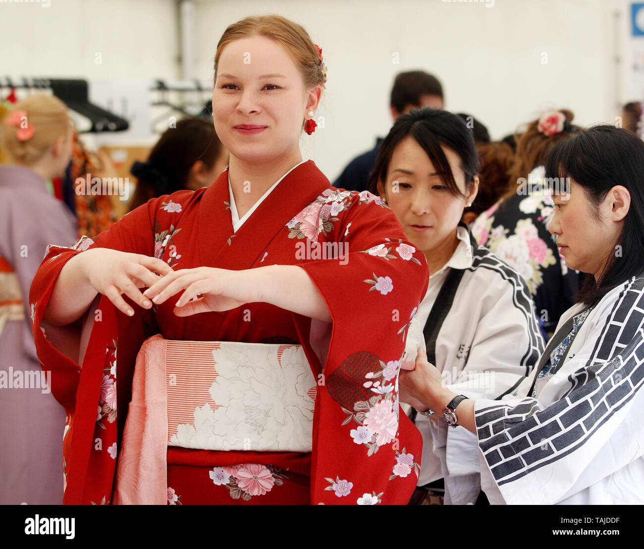 Duesseldorf, Germany. 25th May, 2019. A woman tries on a kimono on Japan  Day. The German-Japanese Encounter Festival attracts hundreds of thousands  of visitors every year. The Japanese congregation in Düsseldorf is