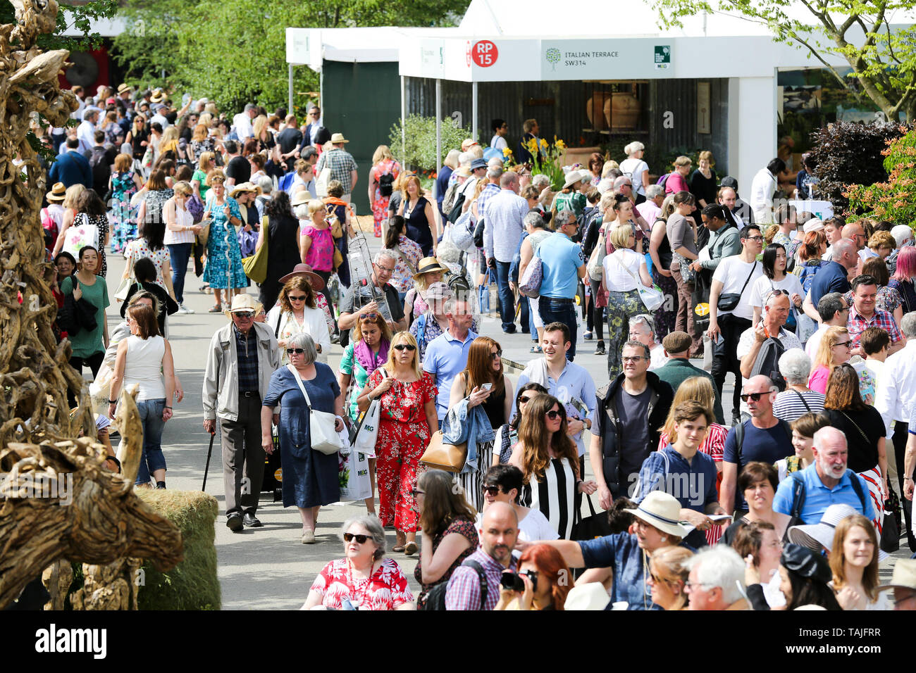 London, UK. 26th May 2019. Large crowd of visitors at the RHS Chelsea Flower Show on the final day of the show. The Royal Horticultural Society Chelsea Flower Show is an annual garden show held in the grounds of the Royal Hospital Chelsea in West London since 1913.  Credit: Dinendra Haria/Alamy Live News Stock Photo