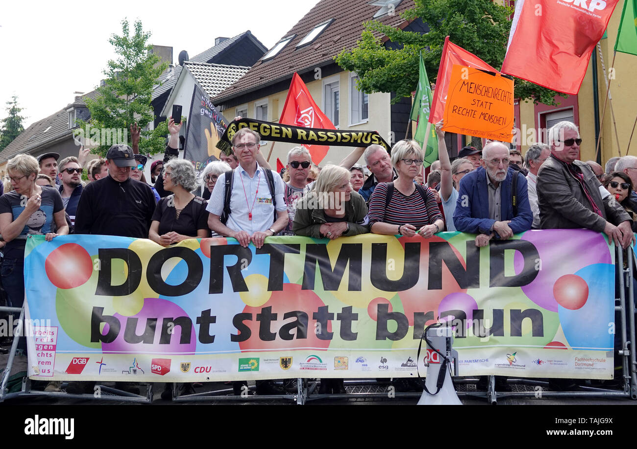 Dortmund, Germany. 25th May, 2019. Demonstrators protest with a banner with the inscription 'Dortmund bunt statt braun' against a march of the right-wing extremist party 'Die Rechte'. Around 800 people demonstrated against a rally by right-wing extremists. According to police, about 180 supporters of the party 'Die Rechte' had gathered in Dortmund. Credit: Johannes Neudecker/dpa/Alamy Live News Stock Photo