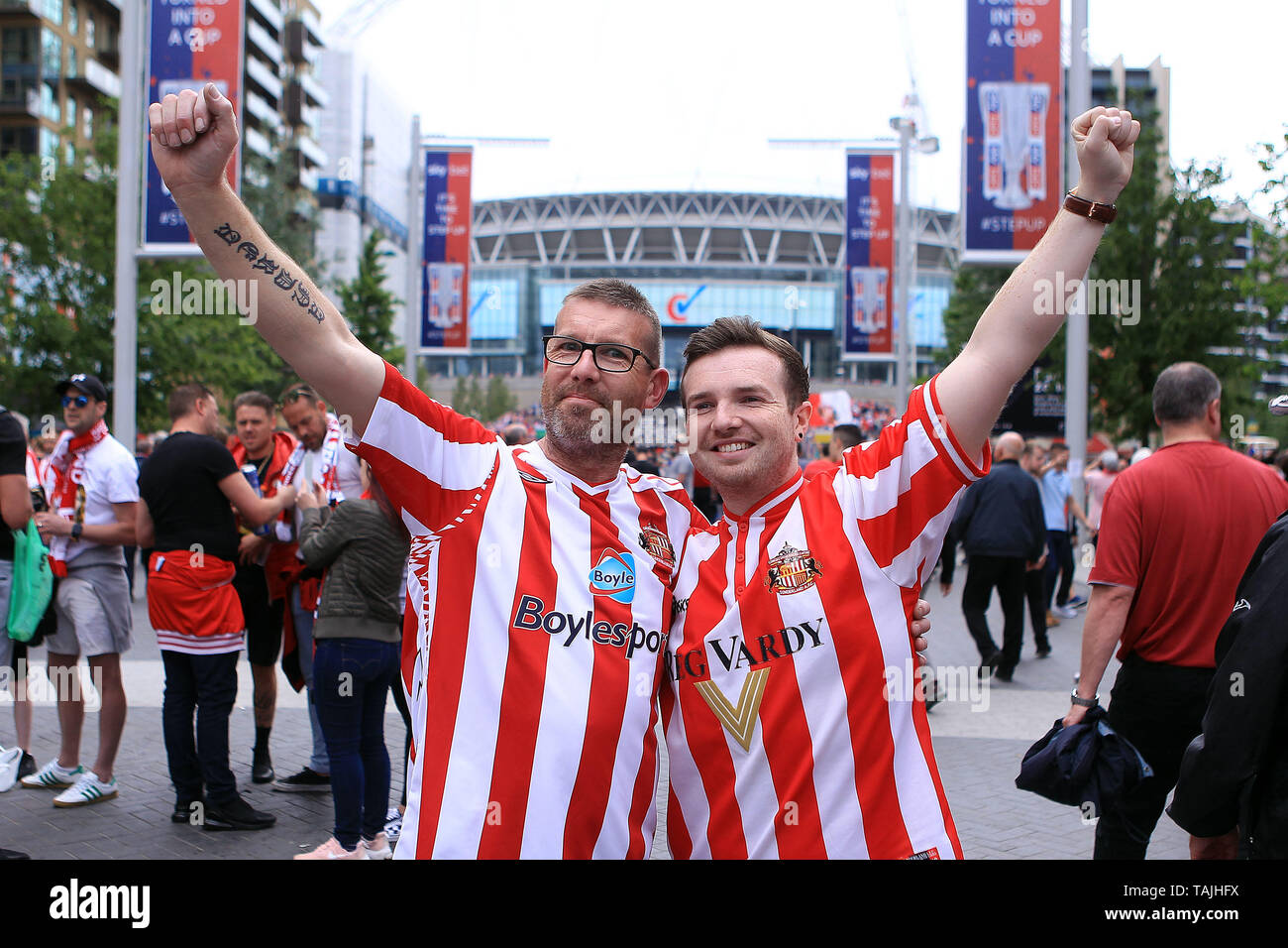 London, UK. 26th May, 2019. two Sunderland fans show their support prior to kick off. Skybet football league one play off final, Charlton Athletic v Sunderland at Wembley Stadium in London on Sunday 26th May 2019.  this image may only be used for Editorial purposes. Editorial use only, license required for commercial use. No use in betting, games or a single club/league/player publications . Credit: Andrew Orchard sports photography/Alamy Live News Stock Photo
