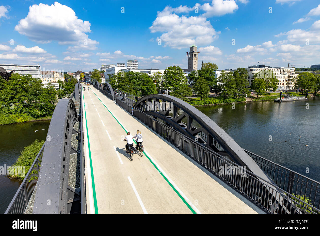 Radschnellweg RS1, a cycle highway, in Mülheim an der Ruhr, Germany, on a  former railway bridge across the Ruhr, the whole route will be over 100 KM  Stock Photo - Alamy
